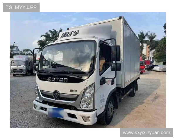 122马力+5档箱,定价8万的奥铃M卡还有液晶双屏和卧铺